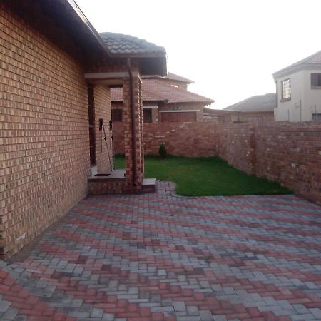 Tumi'S Home Away- 3 Bedroom Witbank Exterior foto