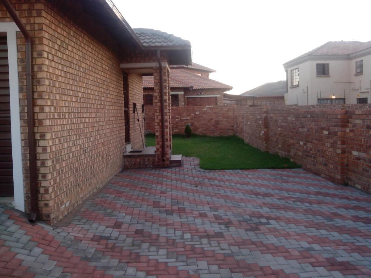 Tumi'S Home Away- 3 Bedroom Witbank Exterior foto