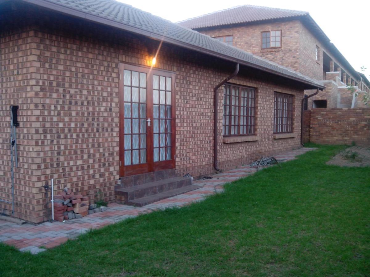 Tumi'S Home Away- 3 Bedroom Witbank Exterior foto